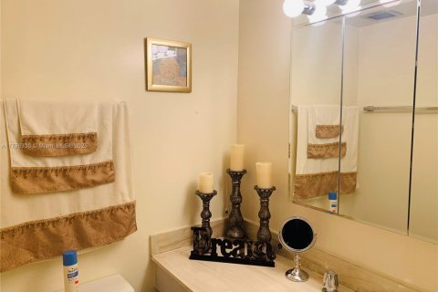 Condo in Hallandale Beach, Florida, 1 bedroom  № 1862879 - photo 11