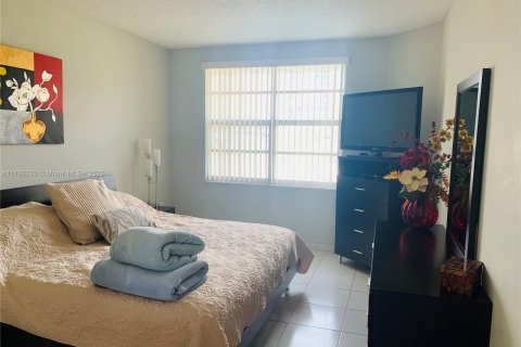 Condo in Hallandale Beach, Florida, 1 bedroom  № 1862879 - photo 12