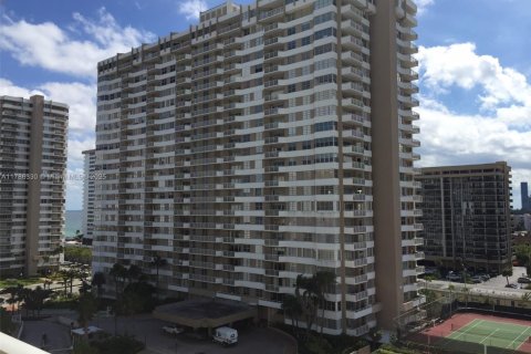 Condo in Hallandale Beach, Florida, 1 bedroom  № 1862879 - photo 18