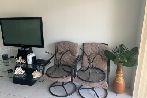 Condo in Hallandale Beach, Florida, 1 bedroom  № 1862879 - photo 14