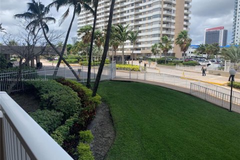 Condo in Hallandale Beach, Florida, 1 bedroom  № 1862879 - photo 16