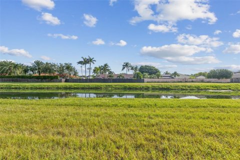 House in Miami, Florida 3 bedrooms, 216.28 sq.m. № 1851814 - photo 8