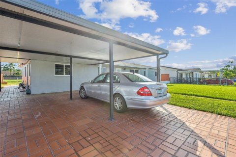 House in Miami, Florida 3 bedrooms, 216.28 sq.m. № 1851814 - photo 4
