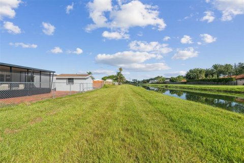 House in Miami, Florida 3 bedrooms, 216.28 sq.m. № 1851814 - photo 12