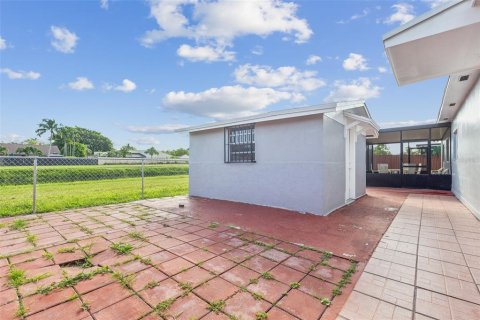 House in Miami, Florida 3 bedrooms, 216.28 sq.m. № 1851814 - photo 5