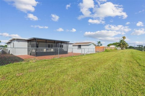 House in Miami, Florida 3 bedrooms, 216.28 sq.m. № 1851814 - photo 11