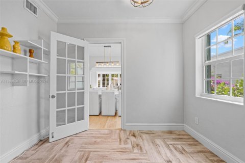 House in Coral Gables, Florida 3 bedrooms, 186.64 sq.m. № 2060714 - photo 12