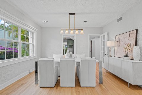 House in Coral Gables, Florida 3 bedrooms, 186.64 sq.m. № 2060714 - photo 7