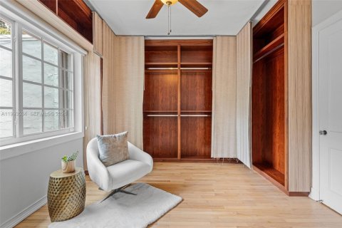 House in Coral Gables, Florida 3 bedrooms, 186.64 sq.m. № 2060714 - photo 23