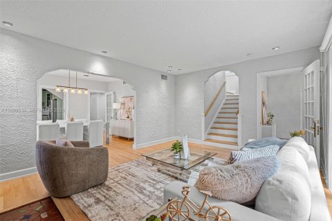 House in Coral Gables, Florida 3 bedrooms, 186.64 sq.m. № 2060714 - photo 6