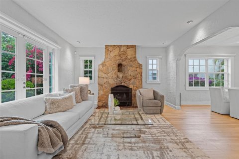 House in Coral Gables, Florida 3 bedrooms, 186.64 sq.m. № 2060714 - photo 2