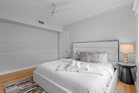 House in Coral Gables, Florida 3 bedrooms, 186.64 sq.m. № 2060714 - photo 20