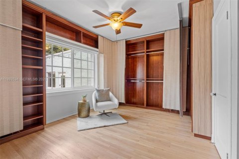 House in Coral Gables, Florida 3 bedrooms, 186.64 sq.m. № 2060714 - photo 22