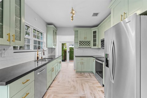 House in Coral Gables, Florida 3 bedrooms, 186.64 sq.m. № 2060714 - photo 13