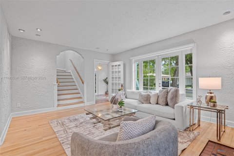 House in Coral Gables, Florida 3 bedrooms, 186.64 sq.m. № 2060714 - photo 5