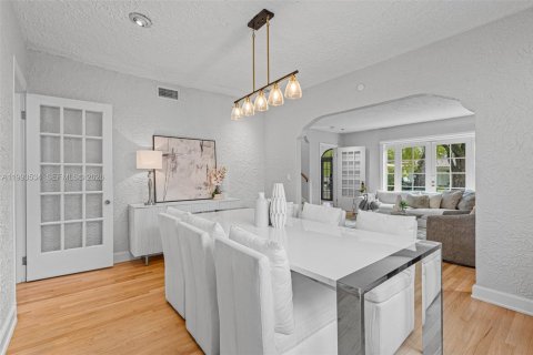House in Coral Gables, Florida 3 bedrooms, 186.64 sq.m. № 2060714 - photo 9