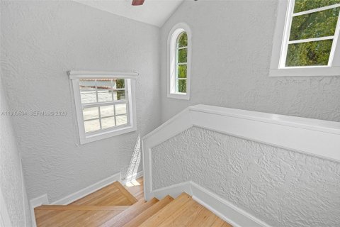 House in Coral Gables, Florida 3 bedrooms, 186.64 sq.m. № 2060714 - photo 25