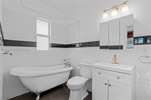 House in Coral Gables, Florida 3 bedrooms, 186.64 sq.m. № 2060714 - photo 21