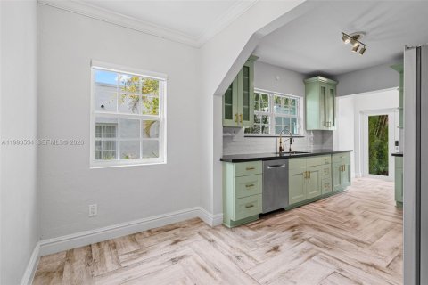 House in Coral Gables, Florida 3 bedrooms, 186.64 sq.m. № 2060714 - photo 11