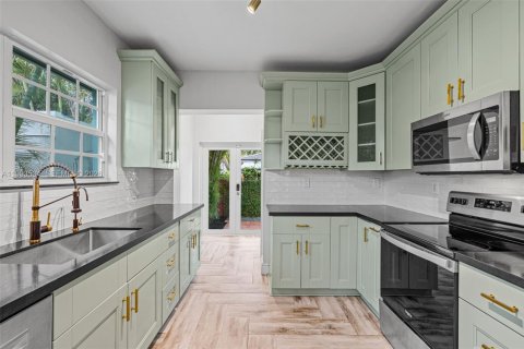 House in Coral Gables, Florida 3 bedrooms, 186.64 sq.m. № 2060714 - photo 14