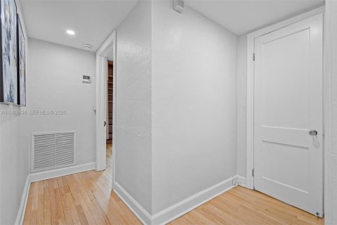 House in Coral Gables, Florida 3 bedrooms, 186.64 sq.m. № 2060714 - photo 17