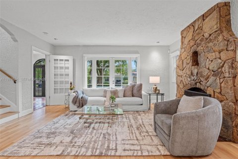 House in Coral Gables, Florida 3 bedrooms, 186.64 sq.m. № 2060714 - photo 4