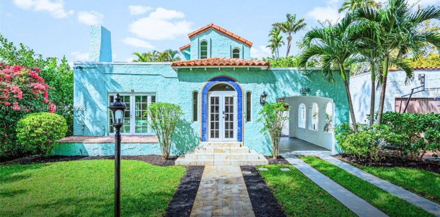 House in Coral Gables, Florida 3 bedrooms, 186.64 sq.m. № 2060714