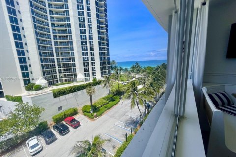 Copropriété à vendre à Sunny Isles Beach, Floride: 1 chambre, 33.44 m2 № 2034984 - photo 14