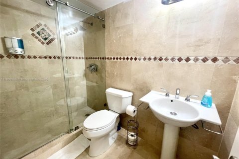 Copropriété à vendre à Sunny Isles Beach, Floride: 1 chambre, 33.44 m2 № 2034984 - photo 17