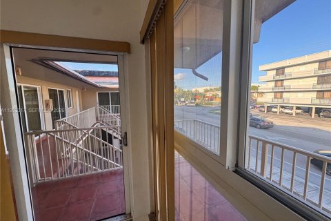 Appartement à louer à North Miami, Floride: 1 chambre, 594.76 m2 № 2153249 - photo 6
