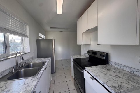 Appartement à louer à North Miami, Floride: 1 chambre, 594.76 m2 № 2153249 - photo 2