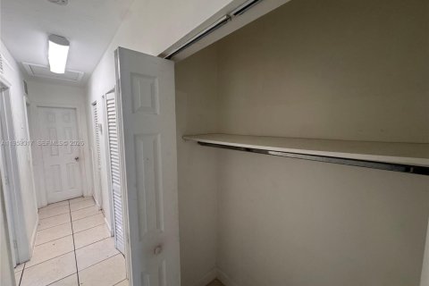 Appartement à louer à North Miami, Floride: 1 chambre, 594.76 m2 № 2153249 - photo 10