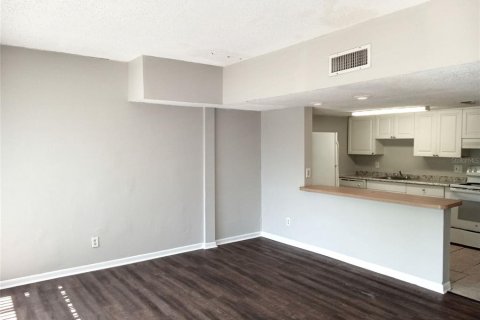 Townhouse in Tampa, Florida 3 bedrooms, 105.91 sq.m. № 2150474 - photo 12