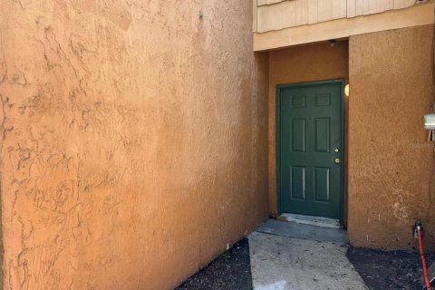 Townhouse in Tampa, Florida 3 bedrooms, 105.91 sq.m. № 2150474 - photo 2