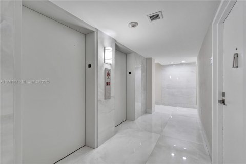 Copropriété à louer à Hollywood, Floride: 2 chambres, 130.06 m2 № 1975349 - photo 6