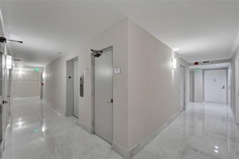 Copropriété à louer à Hollywood, Floride: 2 chambres, 130.06 m2 № 1975349 - photo 4