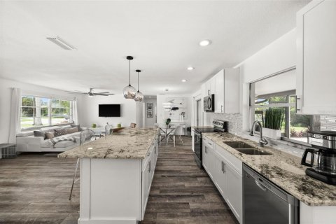 House in Cape Coral, Florida 2 bedrooms, 118.45 sq.m. № 2208843 - photo 8