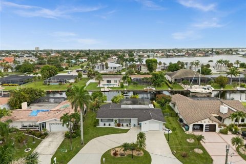 House in Cape Coral, Florida 2 bedrooms, 118.45 sq.m. № 2208843 - photo 30