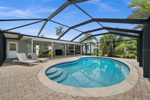 House in Cape Coral, Florida 2 bedrooms, 118.45 sq.m. № 2208843 - photo 2