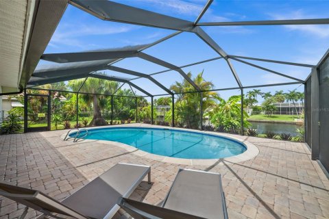 House in Cape Coral, Florida 2 bedrooms, 118.45 sq.m. № 2208843 - photo 3