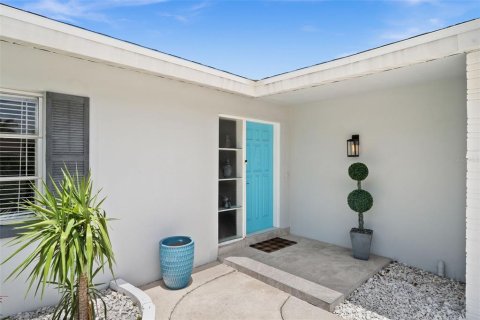 House in Cape Coral, Florida 2 bedrooms, 118.45 sq.m. № 2208843 - photo 5