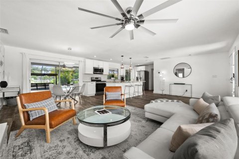 House in Cape Coral, Florida 2 bedrooms, 118.45 sq.m. № 2208843 - photo 13