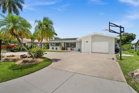 House in Cape Coral, Florida 2 bedrooms, 118.45 sq.m. № 2208843 - photo 4