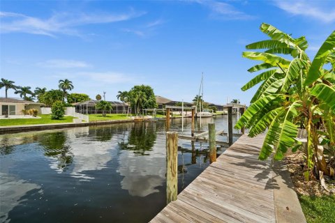 House in Cape Coral, Florida 2 bedrooms, 118.45 sq.m. № 2208843 - photo 28