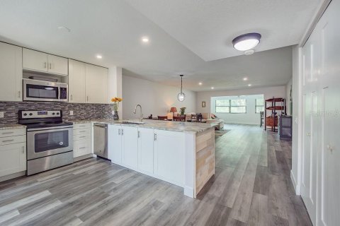 Condo in Bradenton, Florida, 2 bedrooms № 2096523 - photo 7