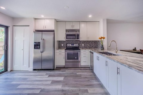 Condo in Bradenton, Florida, 2 bedrooms № 2096523 - photo 8