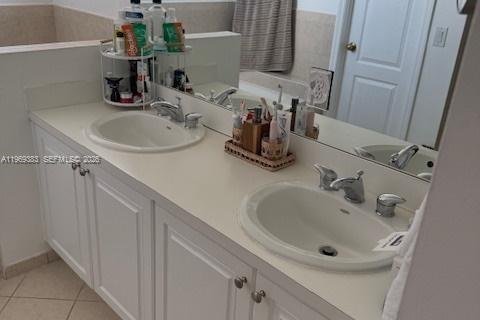 Townhouse in Miami, Florida 4 bedrooms, 194.72 sq.m. № 2030200 - photo 11