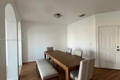 Townhouse in Miami, Florida 4 bedrooms, 194.72 sq.m. № 2030200 - photo 4