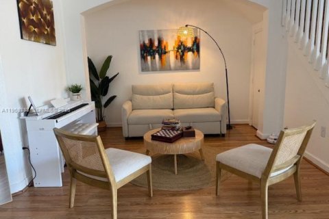 Townhouse in Miami, Florida 4 bedrooms, 194.72 sq.m. № 2030200 - photo 2