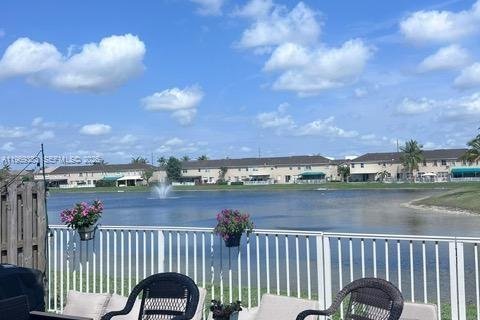 Townhouse in Miami, Florida 4 bedrooms, 194.72 sq.m. № 2030200 - photo 14